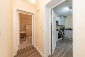 Apartamento | Cocina privada | Frigorífico, microondas, horno y placa de cocina