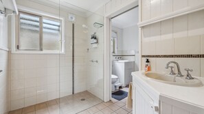 Shower, towels - Safety Beach Cottage (Safety Beach)
