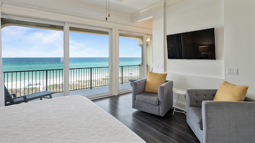 6 Bedrooms | Elevator | Beachfront
