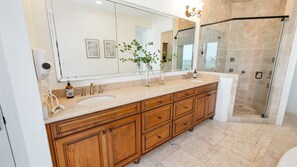 Dusche, Whirlpool, Handtücher