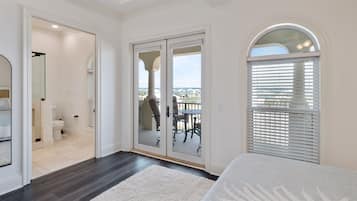 6 bedrooms, iron/ironing board, travel crib, internet