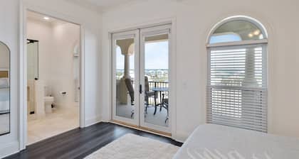 Luxurious Beachfront 6 Bedroom Townhome, Elevator, Sleeps 14