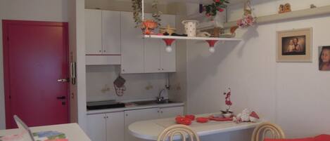 Frigorifero, forno, piano cottura, pentole/stoviglie/utensili