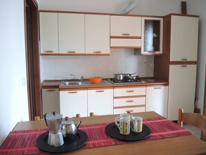 Refrigerador, placa de cocina, cafetera/tetera, utensilios de cocina