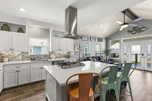 Jääkaappi, mikroaaltouuni, uuni, liesi