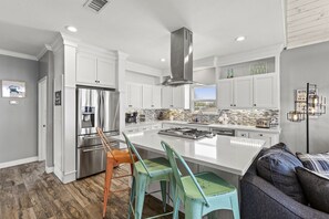 Jääkaappi, mikroaaltouuni, uuni, liesi