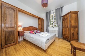 3 bedrooms, iron/ironing board, travel cot, free WiFi - Gourdonette a love house with a huge garden (Gourdon)