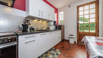 Een koelkast, een microgolfoven, een oven, een kookplaat