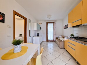 Réfrigérateur, micro-ondes, plaque de cuisson, chaise haute
