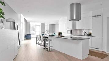 Kjøleskap, mikrobølgeovn, ovn og kokeplater