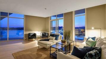 Smart-TV, filmbibliotek og stereoanlegg