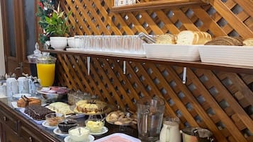 Café da manhã com buffet grátis todos os dias