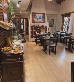 Free daily buffet breakfast - Pousada dos Pássaros (Gramado)