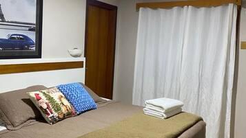 Quarto superior, 2 quartos | Frigobar, Wi-Fi de cortesia, roupa de cama
