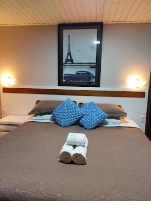 Minibar, free WiFi, bed sheets