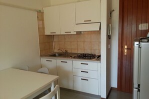 Kühlschrank, Herdplatte, Kochgeschirr/Geschirr/Besteck