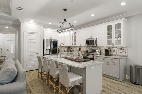 Een koelkast, een magnetron, een oven, een kookplaat