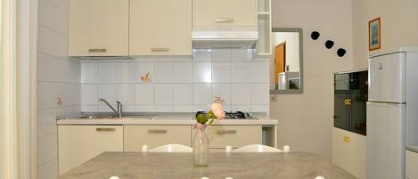 Réfrigérateur, surface de cuisson, vaisselle et ustensiles