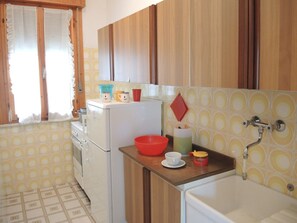 Refrigerador, parrilla de estufa, periquera y utensilios de cocina 