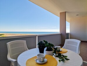 Outdoor dining - Modern flat for 8 people with swimming pool (Bibione)