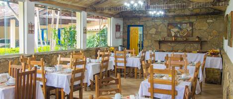 Café da manhã com buffet grátis todos os dias