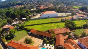 Vista aérea de una zona residencial con casas, una piscina y vegetación circundante.