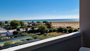 A balcony with a view of a beach and a clear sky. - Homely apartment with great view and pool (Bibione)