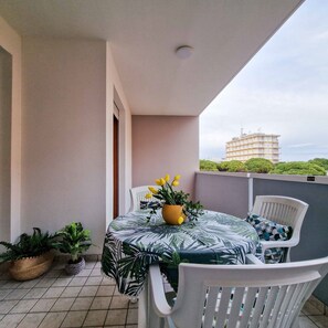 Outdoor dining - Comfortable apartment with a shared pool-Beahost (Bibione)