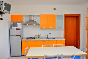 Kühlschrank, Mikrowelle, Herdplatte, Kochgeschirr/Geschirr/Besteck