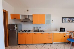 Kühlschrank, Herdplatte, Kochgeschirr/Geschirr/Besteck