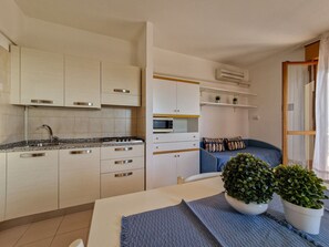 Fridge, microwave, oven, stovetop - Seafront view studio in Bibione-Beahost (Bibione)