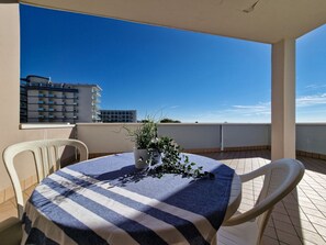 Outdoor dining - Seafront view studio in Bibione-Beahost (Bibione)