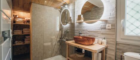 Douche, séchoir à cheveux, serviettes fournies, savon