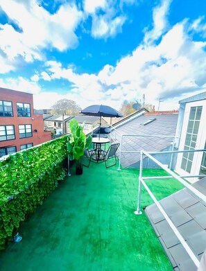 Outdoor dining - Vista Apartment: 10-Min Walk to Station (London)