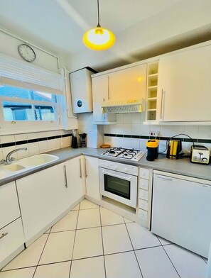 Fridge, microwave, oven, stovetop - Vista Apartment: 10-Min Walk to Station (London)