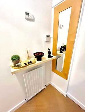 Interior - Vista Apartment: 10-Min Walk to Station (London)