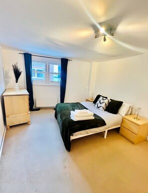 3 bedrooms, iron/ironing board, WiFi, bed sheets - Vista Apartment: 10-Min Walk to Station (London)