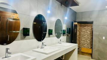 Regadera, toallas, jabón, shampoo