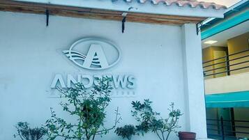 Vista frontal de la propiedad