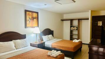 Escritorio, espacio para trabajar con laptop y wifi gratis