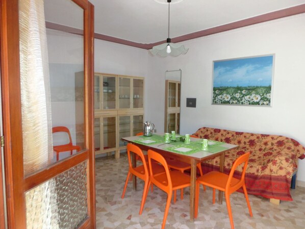 Un espace repas comprenant une table, des chaises et un buffet.