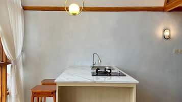 Familie huisje | Privékeuken | Een kookplaat, een rijstkoker, een bakplaat, kookgerei, borden en bestek