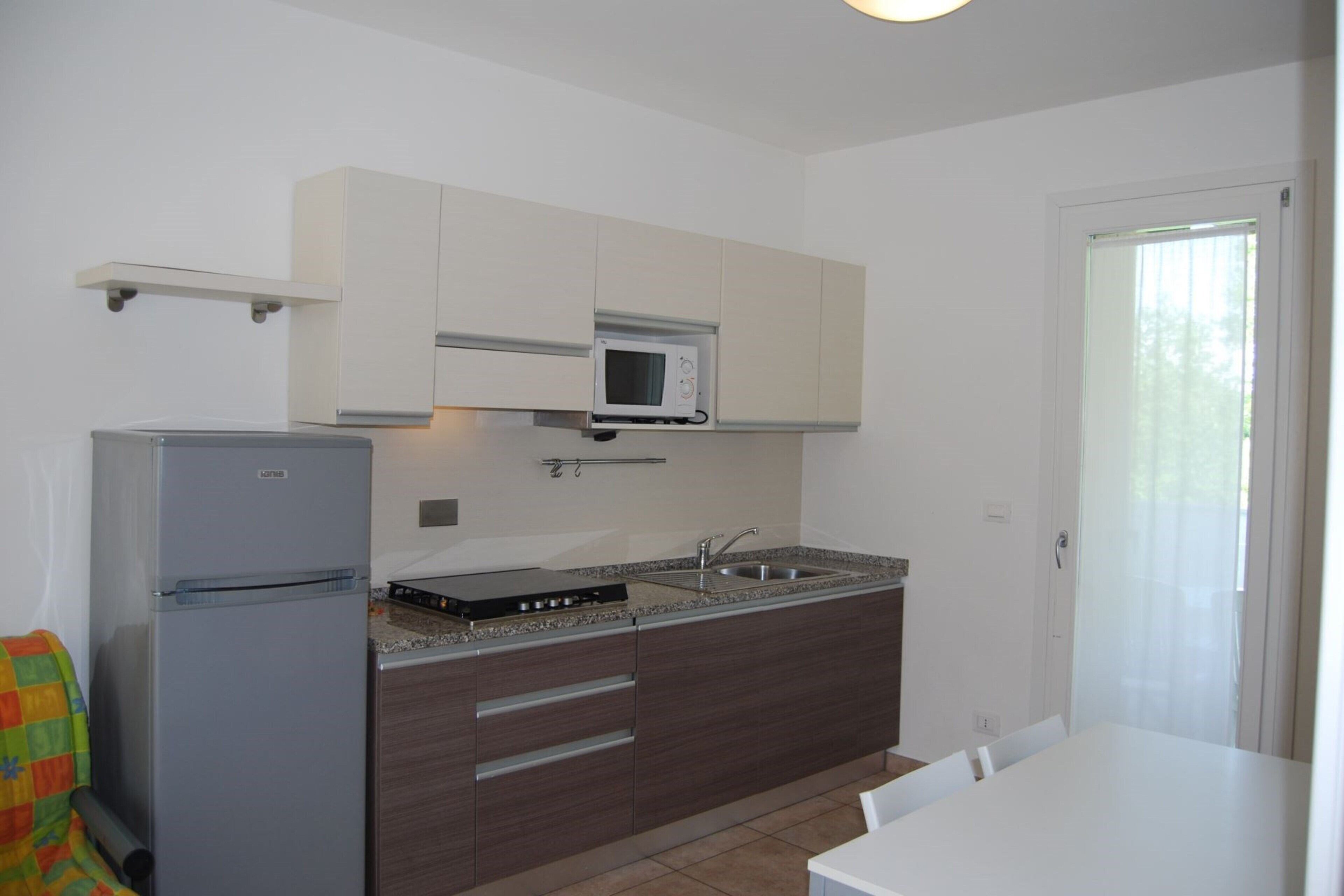 Kylskåp, mikrovågsugn, spishäll och diskmaskin