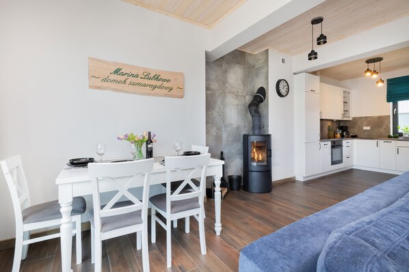 Apartment, 2 Bedrooms, Sauna, Beachside | In-room dining