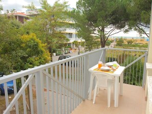Outdoor dining - Two- bedroom flat with sea view in Bibione (Bibione)