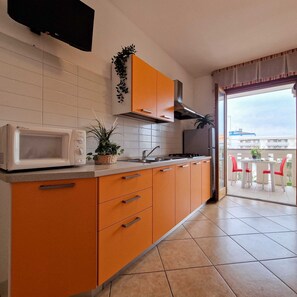 Kühlschrank, Mikrowelle, Herdplatte, Wasserkocher mit Kaffee-/Teezubehör