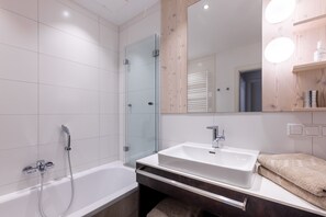 Appartement | Salle de bain | Séchoir à cheveux, serviettes fournies