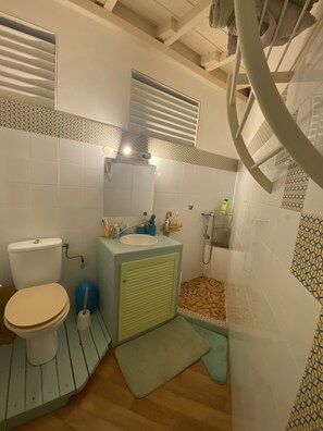 Dusch, handdukar och toalettpapper