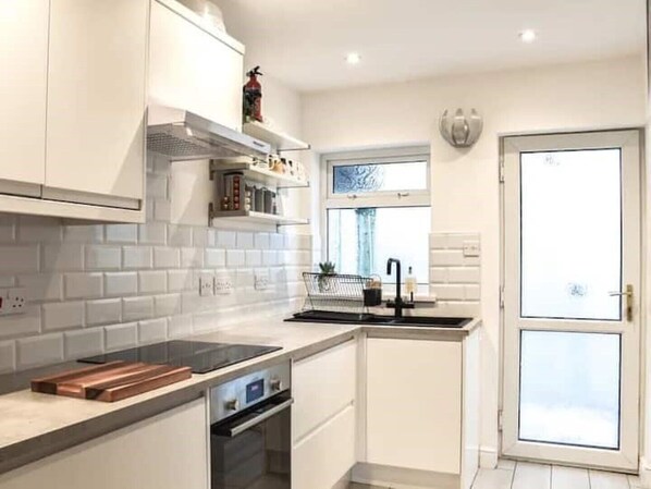 Kühlschrank, Mikrowelle, Ofen, Herdplatte