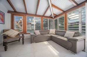 Smart TV, libros y estéreo